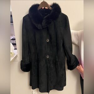 Christia Elegant Black Shearling Coat with Fur Accents
Made in Italy